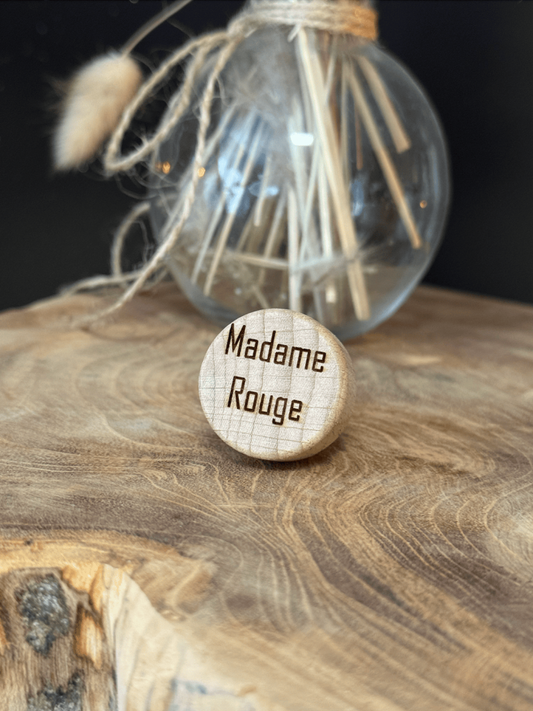  Bouchon "Madame rouge" - Bouchon en bois gravé